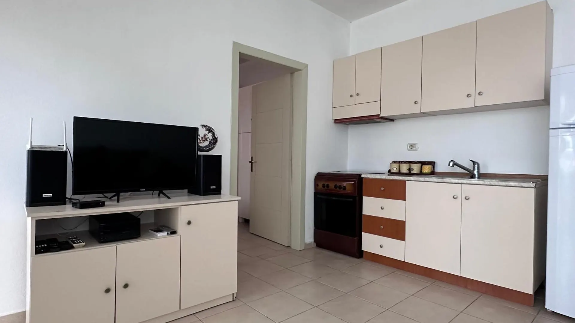 Vespa Apartment 2 Sarande Polisi i Vogel