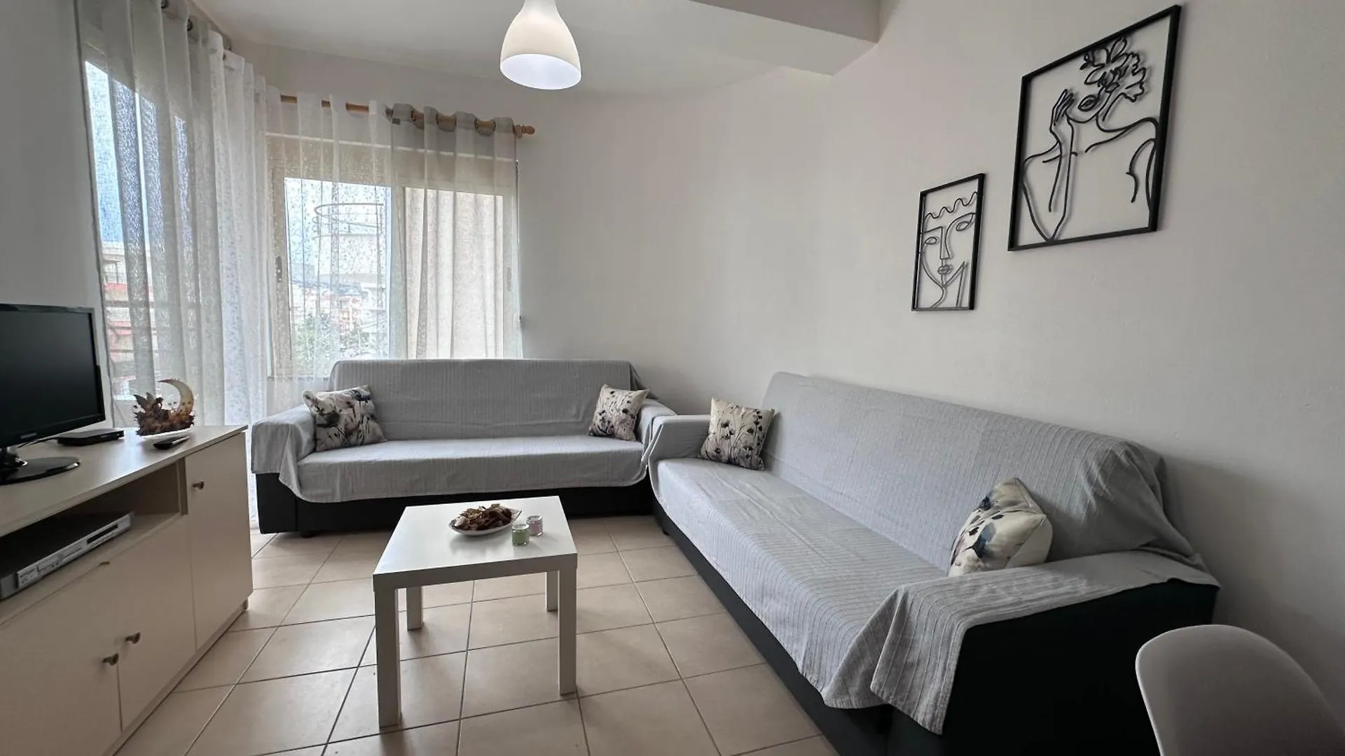 Vespa Apartment 2 Sarande Polisi i Vogel